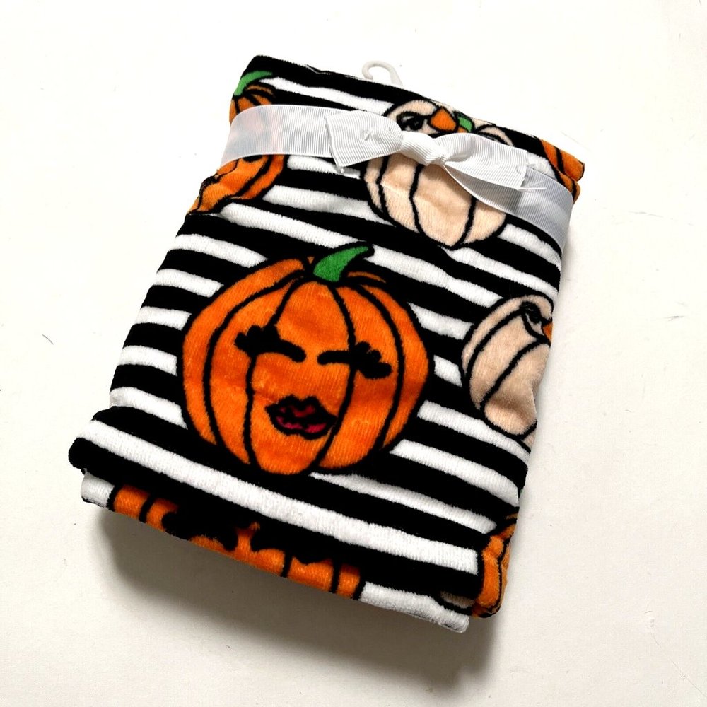 Betsey Johnson Halloween Pumpkin 2pc Hand Towel Set Black Orange NWT - Picture 4 of 4